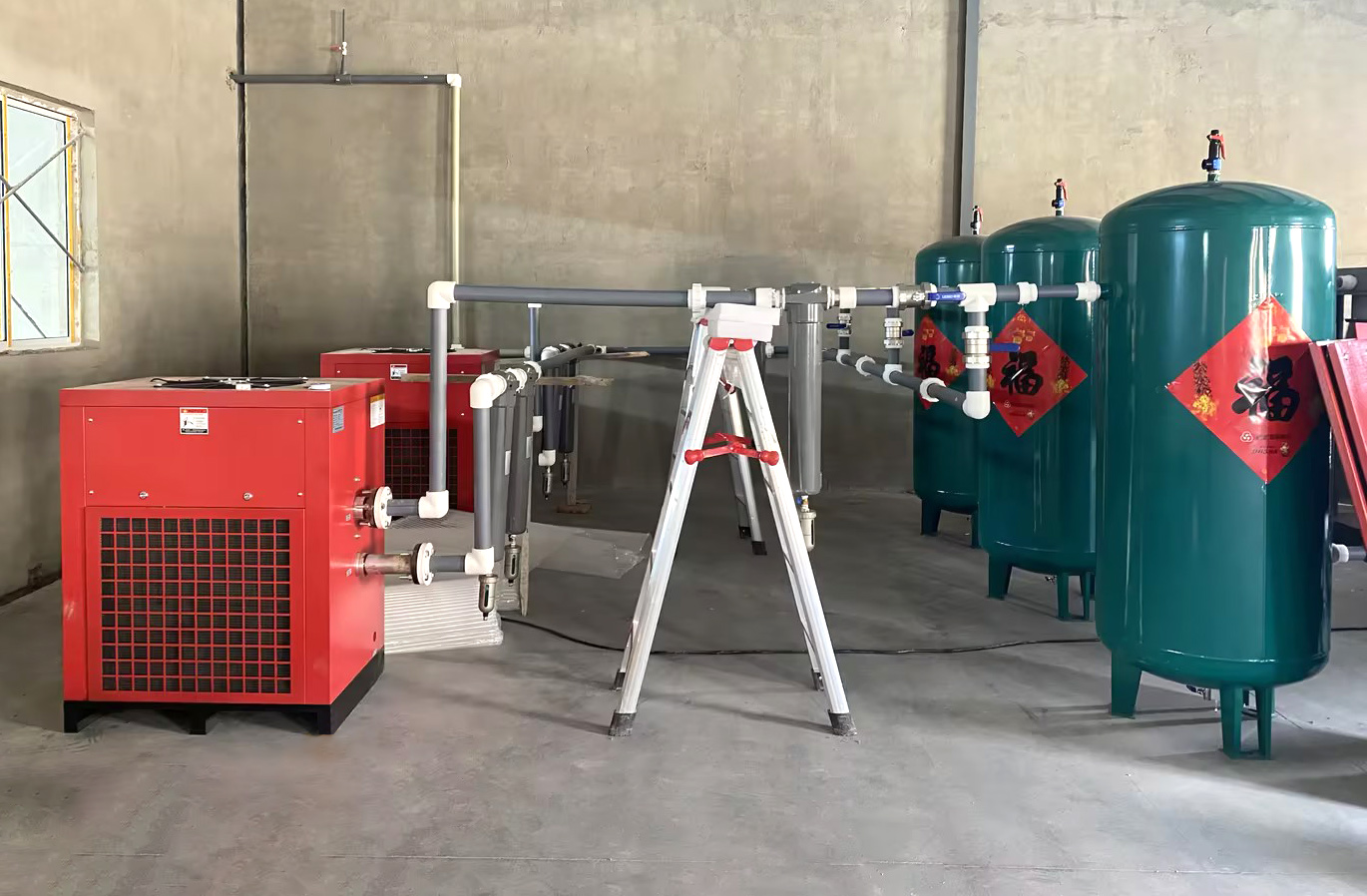 Caso de atualização de equipamentos na indústria de criação de animais: como um compressor de ar de escapamento duplo (90kW) ajuda as empresas a alcançar a produção eficiente e que economiza energia?