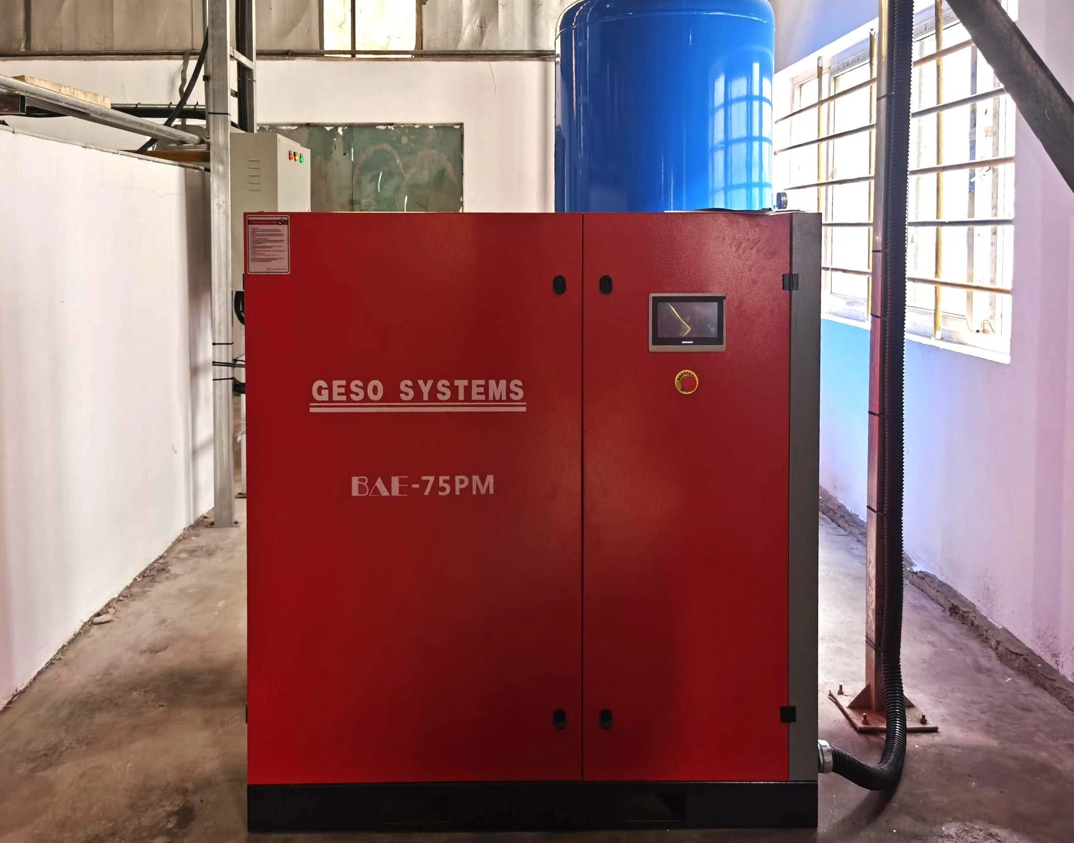 Solução de compressor de parafuso de 75 kW para fabricação de produtos químicos e revestimentos